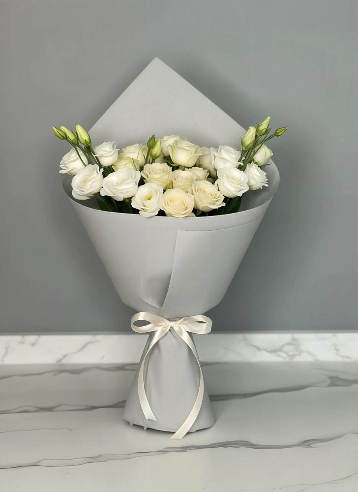 Букет цветов из: Розы и Лизиантусы в Истре Истринский район