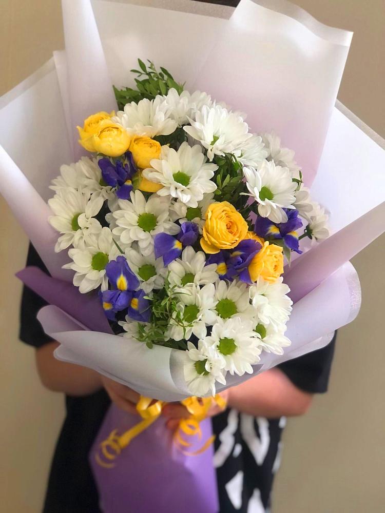Букет цветов из: Ирисы, Хризантемы и Розы в Истре Истринский район