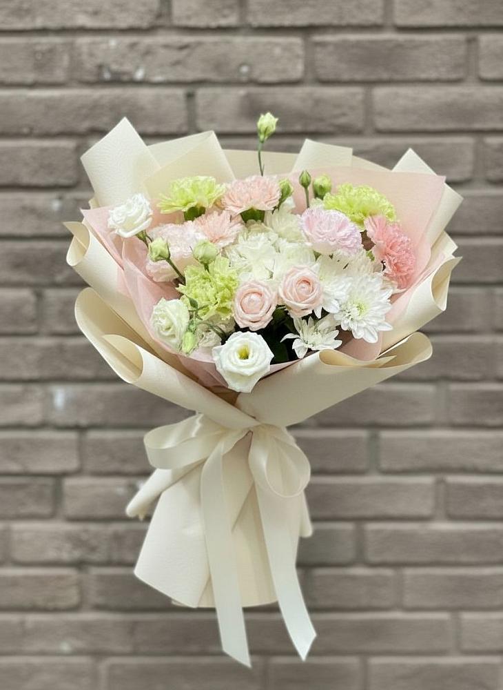 Букет цветов из: Гвоздики, Розы, Лизиантусы и Хризантемы в Истре Истринский район