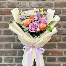 Букет цветов из:  Лизиантусы и Розы в Истре Истринский район