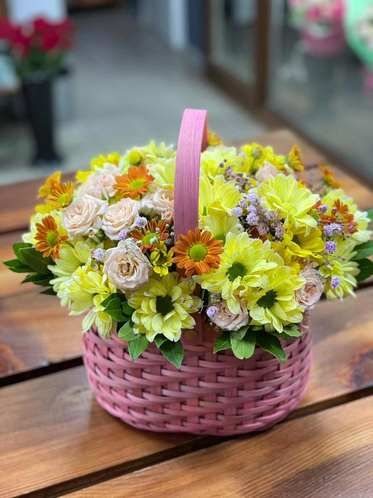 Цветочная композиция из Хризантемы и Розы в корзине в Истре Истринский район