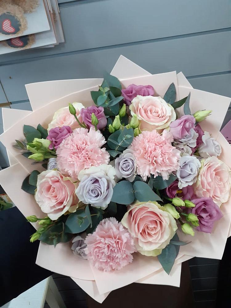 Букет цветов из: Розы, Гвоздики и Лизиантусы в Истре Истринский район