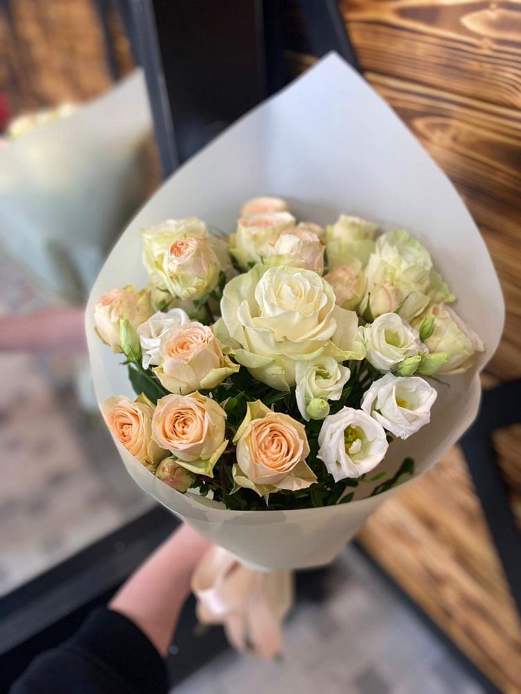 Букет цветов из: Розы и Лизиантусы в Истре Истринский район